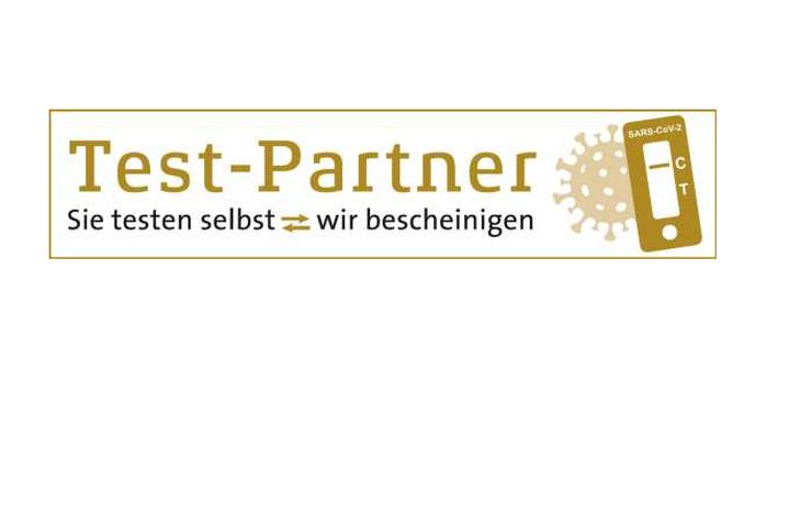 Banner mit dem Schriftzug "Test-Partner". Darunter steht "Sie testen selbst ⇔ wir bescheinigen". Neben dem Text ist ein grafisches Element, das einen Teststreifen für SARS-CoV-2 zeigt, um das Thema Selbsttests zu verdeutlichen.