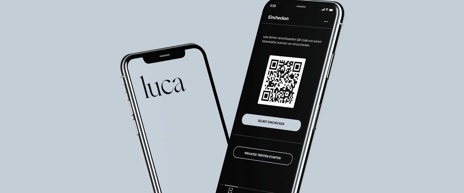 Zwei Smartphones sind zu sehen. Eines zeigt das Logo der App "luca", das andere präsentiert einen QR-Code sowie Optionen zur Auswahl und Bestätigung. Der Hintergrund ist einfarbig grau.
